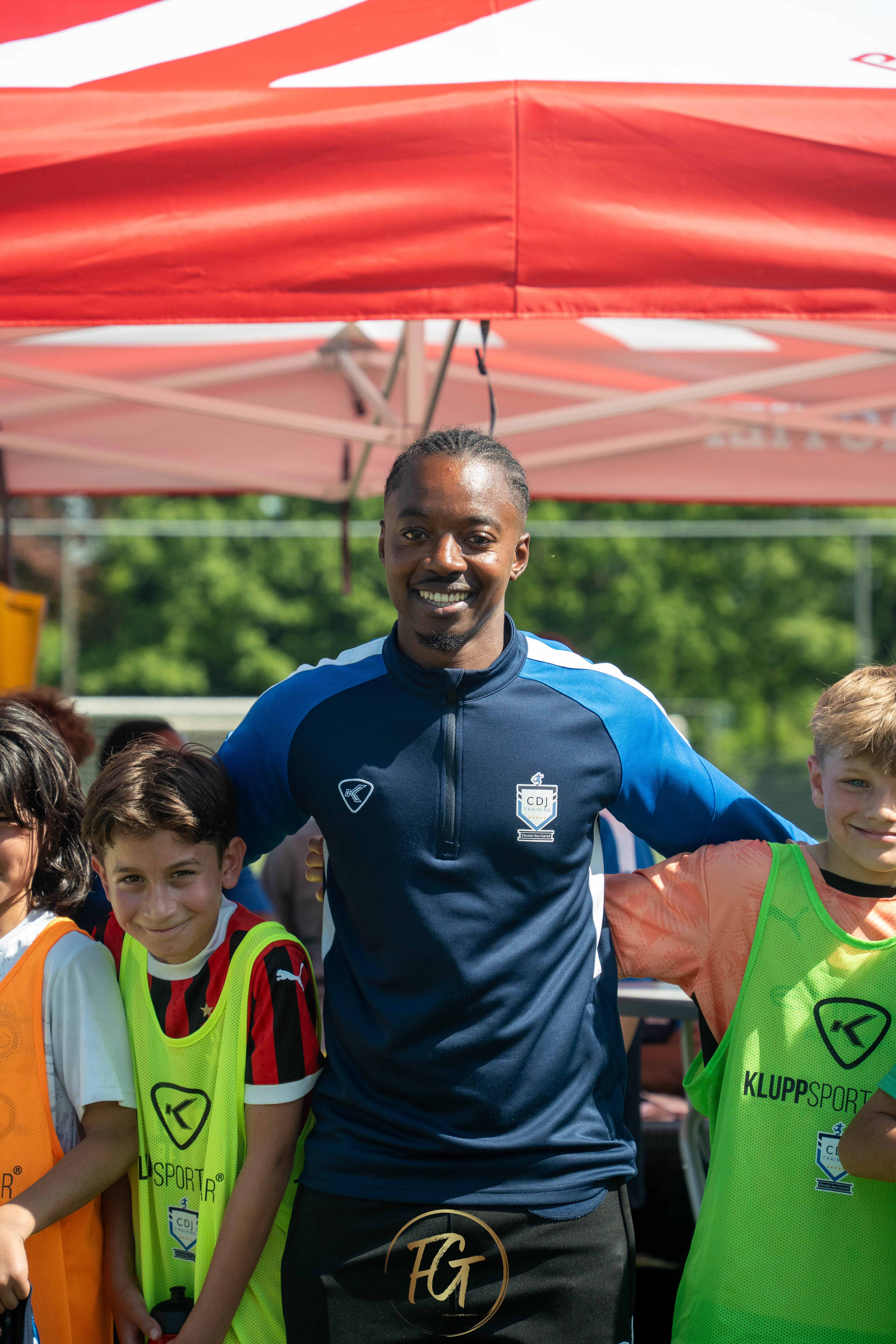 Trainer van CDJ Training op het veld